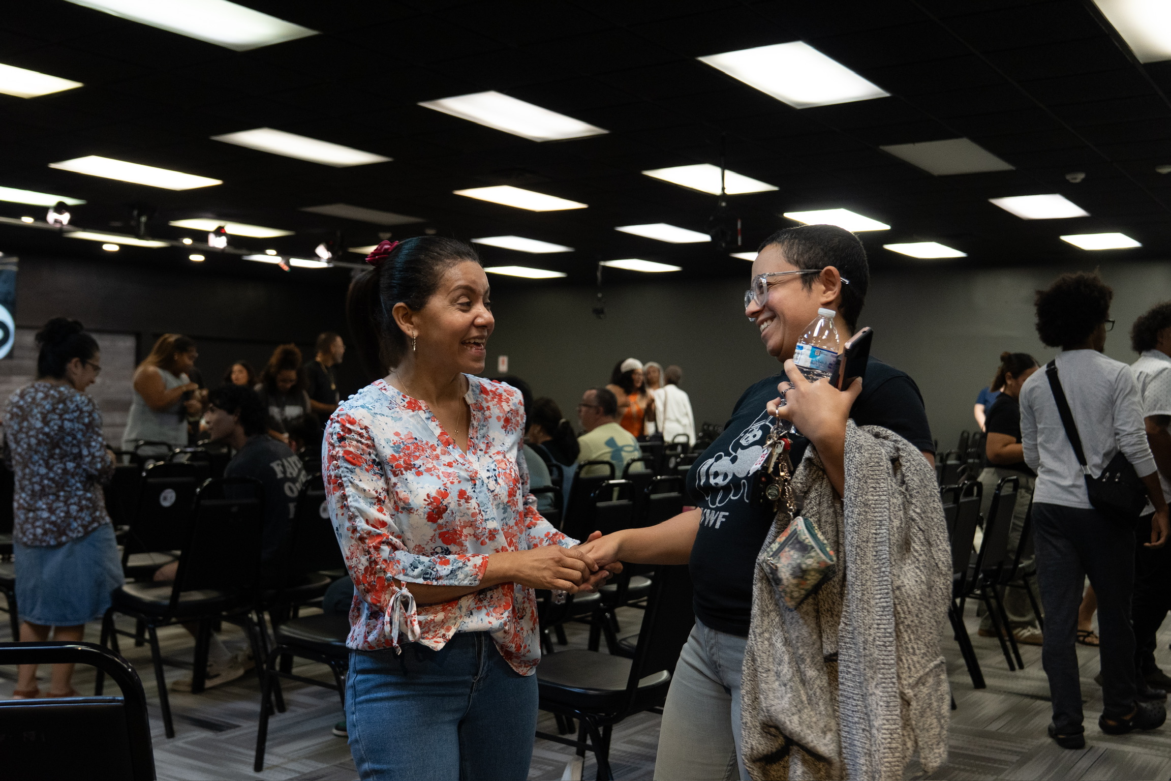 Women connecting through Scarlet Note